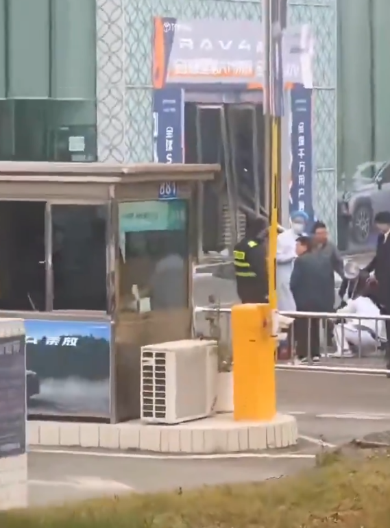 成都男與豐田車行有糾紛 點燃炸藥自爆亡另釀4傷(網上圖片/影片截圖)