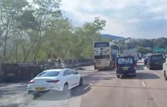 一輛貨車駛至吐露港公路往大埔方向近廣福邨時,撞倒一名疑似落車處理車輛的拖車司機(馬路的事(即時交通資訊台)FB)