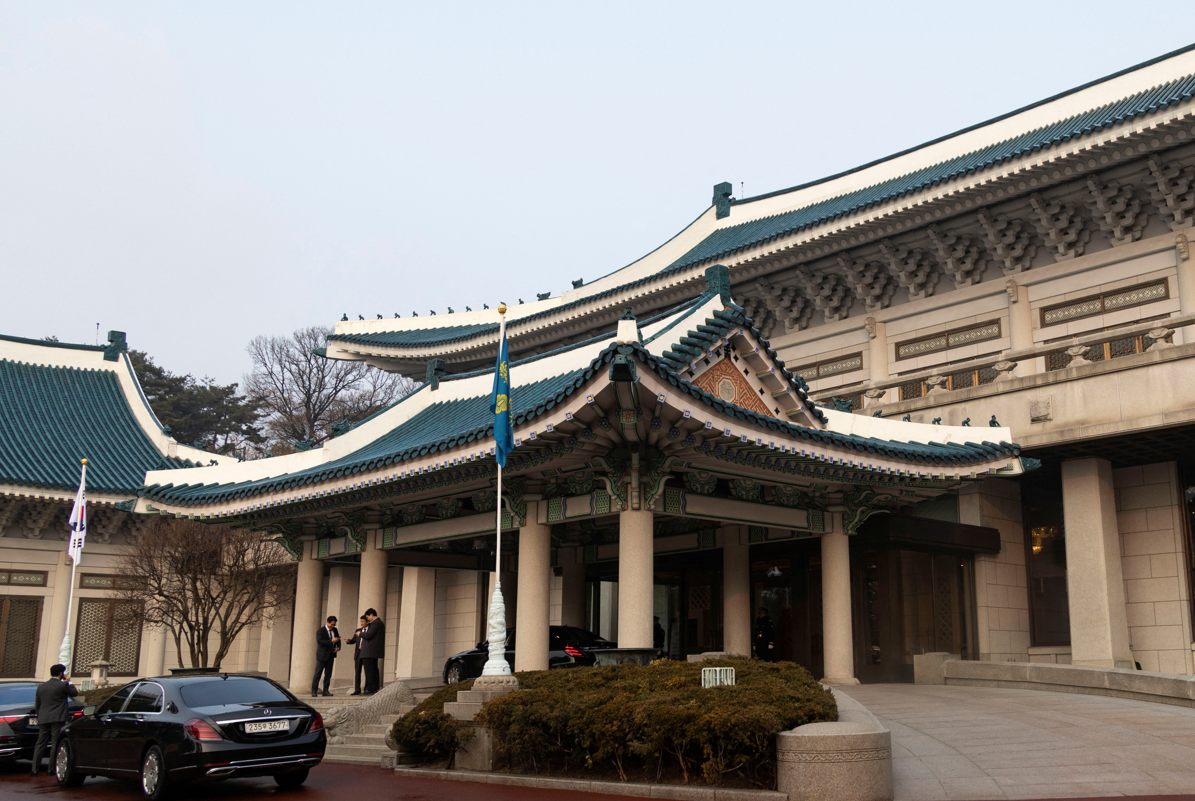 南韓總統李在明將總統府遷回青瓦台,今日起正式在青瓦台辦公,標誌中斷3年7個月(1,330天)的「青瓦台時代」正式重啟。(路透社)