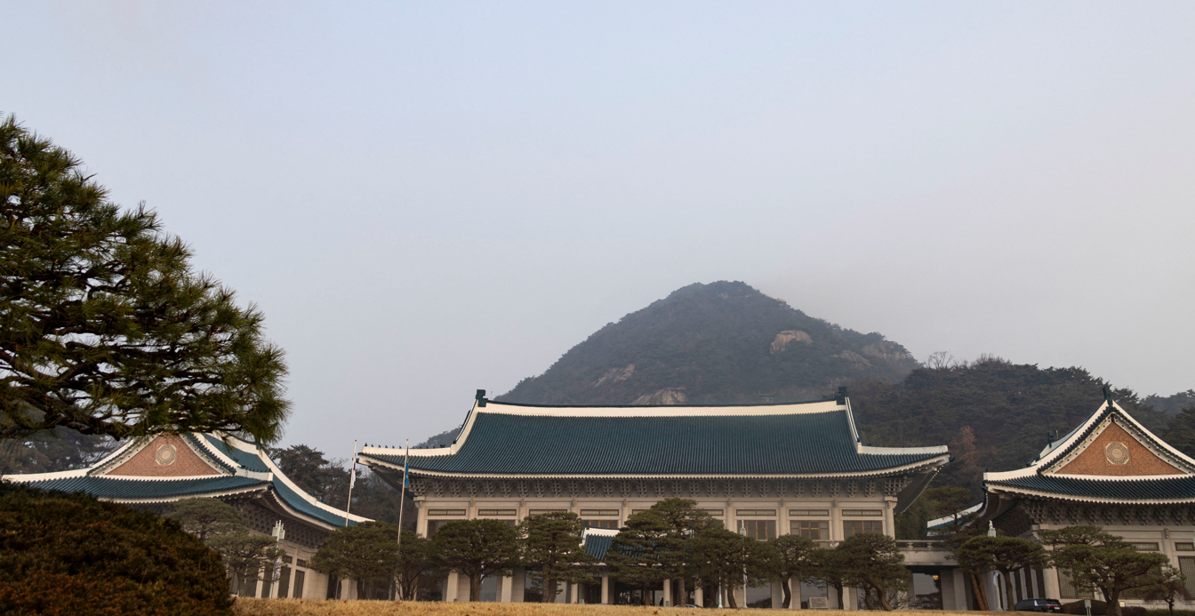 南韓總統李在明將總統府遷回青瓦台,今日起正式在青瓦台辦公,標誌中斷3年7個月(1,330天)的「青瓦台時代」正式重啟。(路透社)