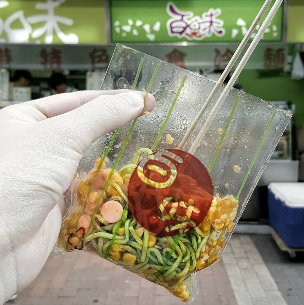 「百味食品」港式撈撈冷麵以透明膠袋提供,再選配食材如腸仔、蟹柳、八爪魚、螺肉等,加入蒜茸醬和辣醬攪拌「撈」製即可進食,定價便宜至今仍是香港獨有平價街頭小食。(ig)