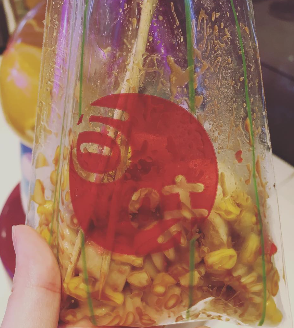 「百味食品」港式撈撈冷麵以透明膠袋提供,再選配食材如腸仔、蟹柳、八爪魚、螺肉等,加入蒜茸醬和辣醬攪拌「撈」製即可進食,定價便宜至今仍是香港獨有平價街頭小食。(ig)