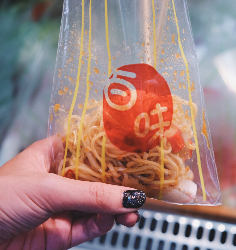 「百味食品」港式撈撈冷麵以透明膠袋提供,再選配食材如腸仔、蟹柳、八爪魚、螺肉等,加入蒜茸醬和辣醬攪拌「撈」製即可進食,定價便宜至今仍是香港獨有平價街頭小食。(ig)