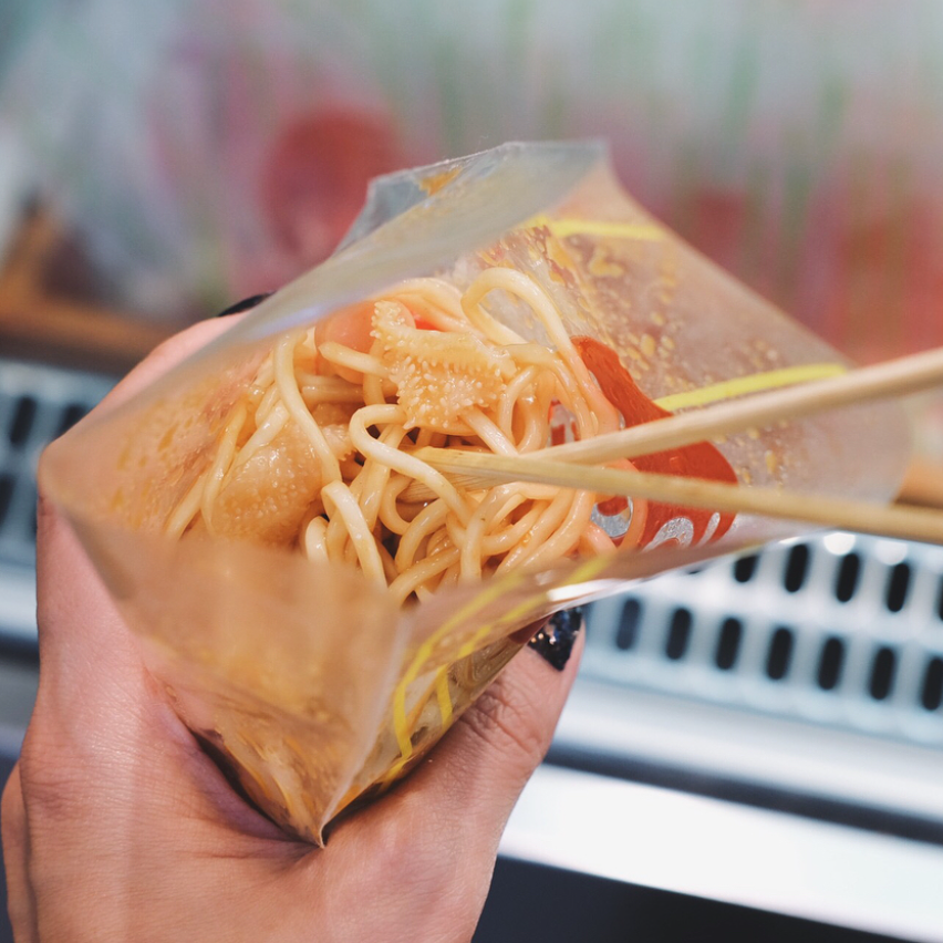 「百味食品」港式撈撈冷麵以透明膠袋提供,再選配食材如腸仔、蟹柳、八爪魚、螺肉等,加入蒜茸醬和辣醬攪拌「撈」製即可進食,定價便宜至今仍是香港獨有平價街頭小食。(ig)