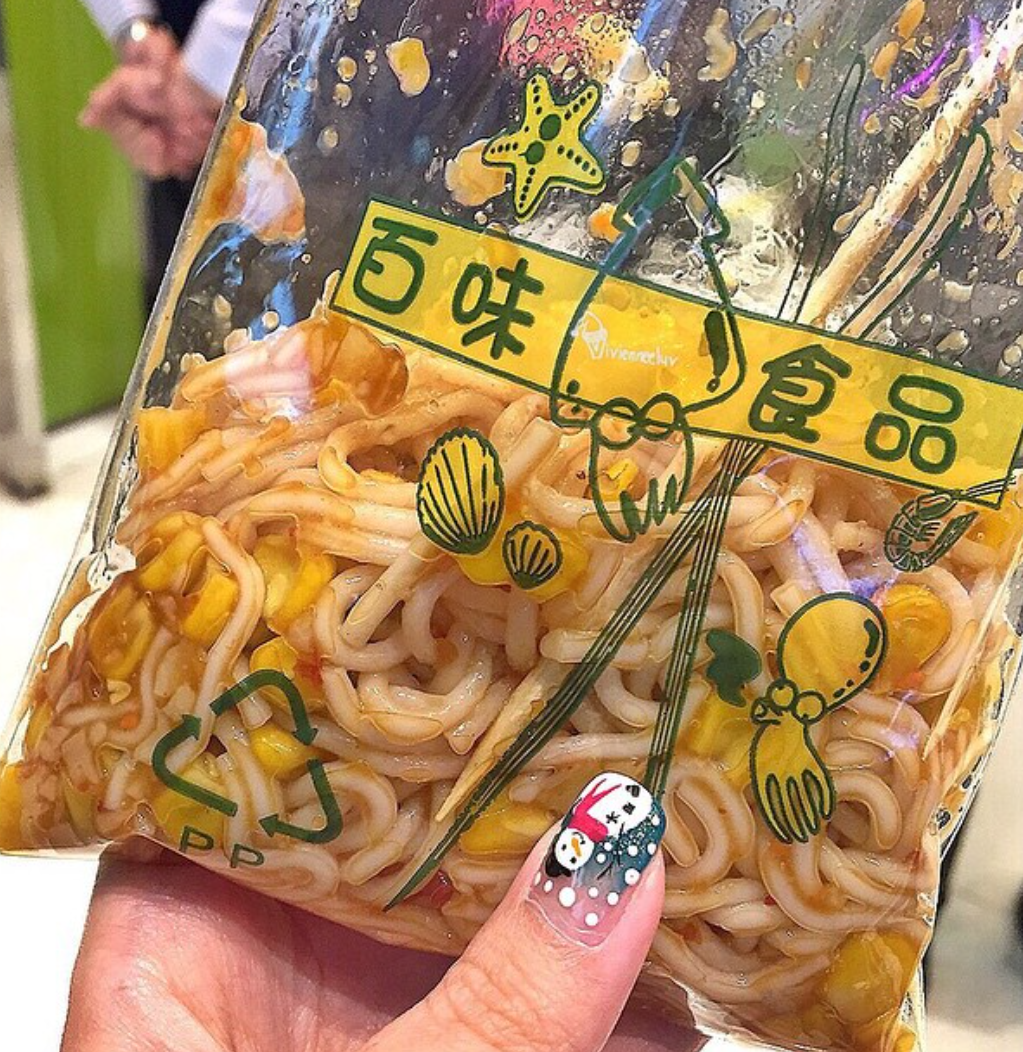 「百味食品」港式撈撈冷麵以透明膠袋提供,再選配食材如腸仔、蟹柳、八爪魚、螺肉等,加入蒜茸醬和辣醬攪拌「撈」製即可進食,定價便宜至今仍是香港獨有平價街頭小食。(ig)
