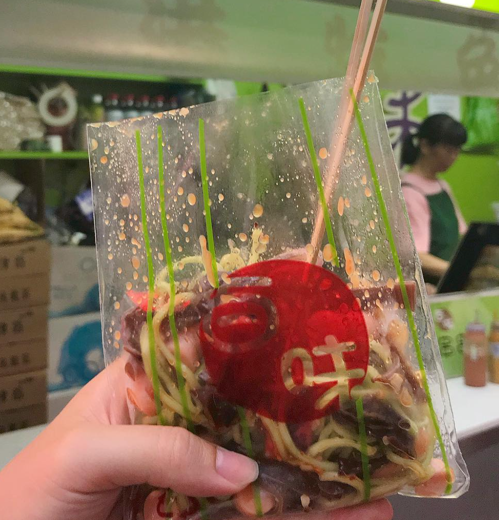 「百味食品」港式撈撈冷麵以透明膠袋提供,再選配食材如腸仔、蟹柳、八爪魚、螺肉等,加入蒜茸醬和辣醬攪拌「撈」製即可進食,定價便宜至今仍是香港獨有平價街頭小食。(ig)