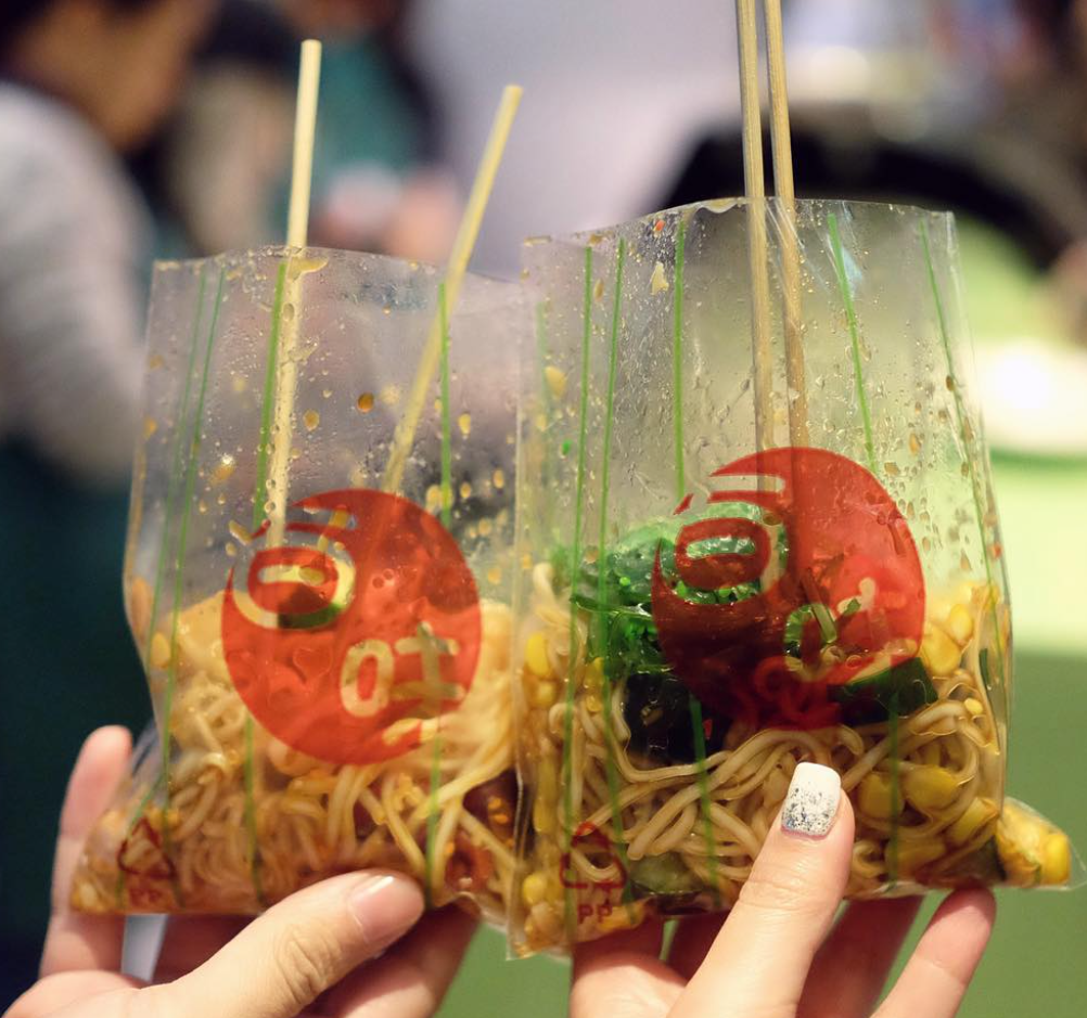 「百味食品」港式撈撈冷麵以透明膠袋提供,再選配食材如腸仔、蟹柳、八爪魚、螺肉等,加入蒜茸醬和辣醬攪拌「撈」製即可進食,定價便宜至今仍是香港獨有平價街頭小食。(ig)