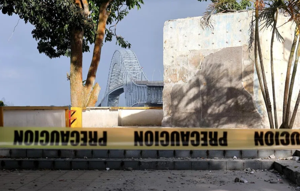 巴拿馬阿拉伊漢市政府在未徵得華僑華人代表同意下,以結構損毀構成風險為由拆除2004年建造、位於於巴拿馬運河西側美洲大橋觀景台的中巴公園及華人抵巴150周年紀念碑,引發兩國外交風波。(網上圖片)