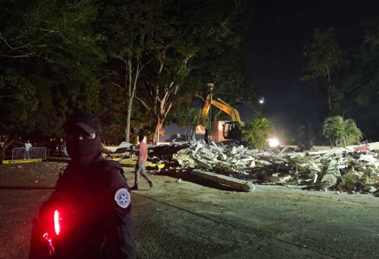 巴拿馬阿拉伊漢市政府在未徵得華僑華人代表同意下,以結構損毀構成風險為由拆除2004年建造、位於於巴拿馬運河西側美洲大橋觀景台的中巴公園及華人抵巴150周年紀念碑,引發兩國外交風波。(網上圖片)