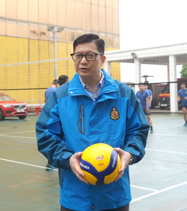 保安局局長鄧炳強於2023年曾拍片解釋,消防員要打排球是日常操練一種,除了因為要訓練體能外,也能訓練其協調能力及團隊精神,他指排球「隔住個網」,比較不容易受傷。(保安局fb影片)