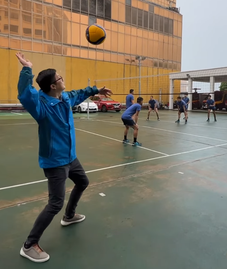 保安局局長鄧炳強於2023年曾拍片解釋,消防員要打排球是日常操練一種,除了因為要訓練體能外,也能訓練其協調能力及團隊精神,他指排球「隔住個網」,比較不容易受傷。(保安局fb影片)