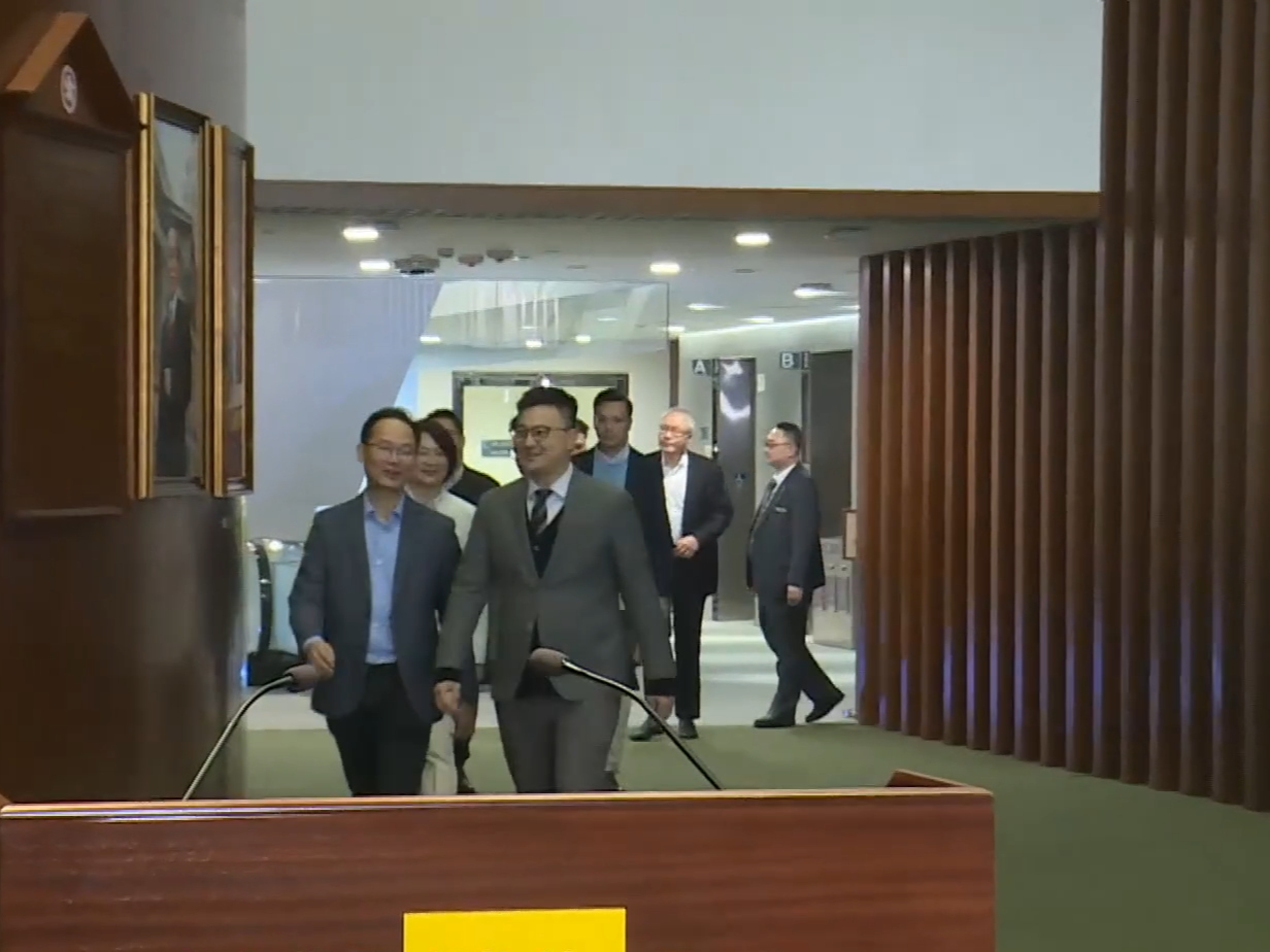 一班候任議員早上步入立法會會議廳,綵排宣誓環節。(有線新聞截圖)