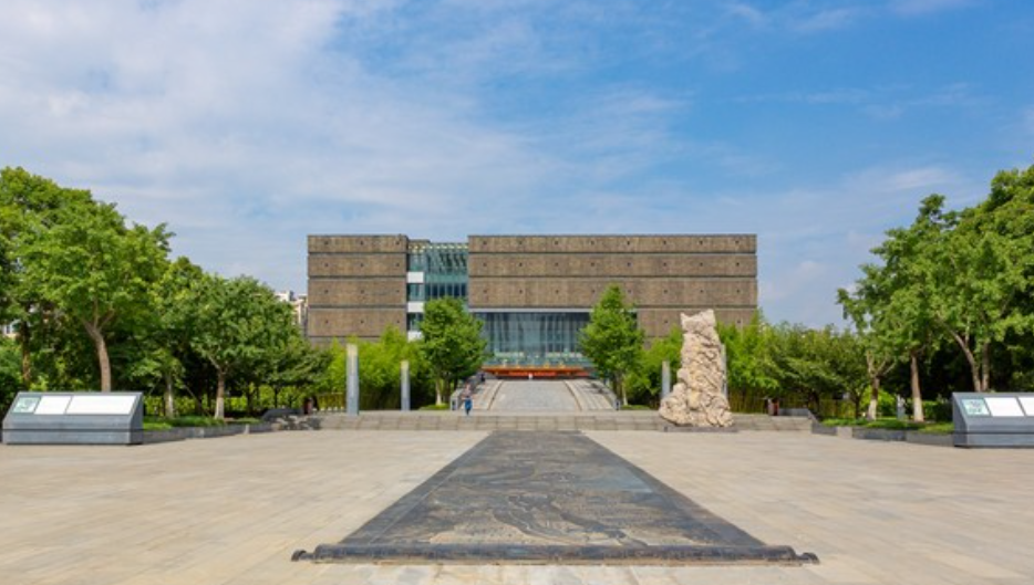 安徽博物院一件來自西周的文物「雲紋五柱器」,因外形似連接上網的路由器(Router)爆紅,被改名「西周路由器」,史書未有記載其用途,館方更順應「民意」,於附近展櫃周邊安裝了真無線路由裝置,正式為這件文物連上WiFi。(網上圖片)