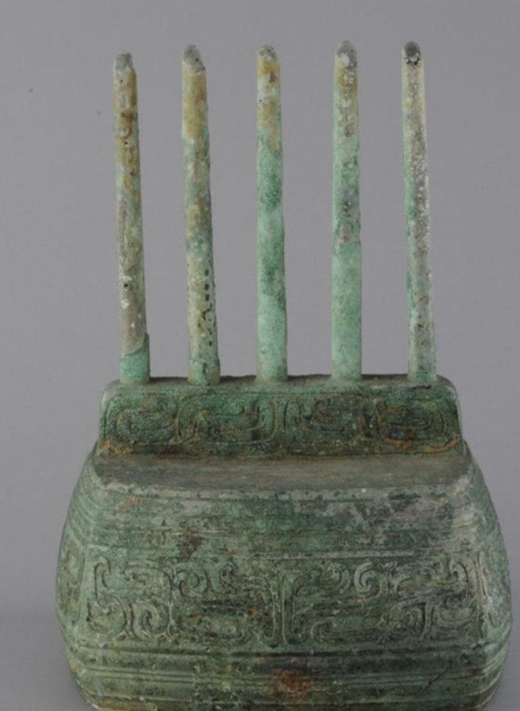 安徽博物院一件來自西周的文物「雲紋五柱器」,因外形似連接上網的路由器(Router)爆紅,被改名「西周路由器」,史書未有記載其用途,館方更順應「民意」,於附近展櫃周邊安裝了真無線路由裝置,正式為這件文物連上WiFi。(網上圖片)