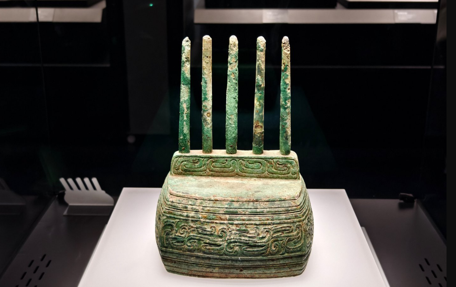 安徽博物院一件來自西周的文物「雲紋五柱器」,因外形似連接上網的路由器(Router)爆紅,被改名「西周路由器」,史書未有記載其用途,館方更順應「民意」,於附近展櫃周邊安裝了真無線路由裝置,正式為這件文物連上WiFi。(網上圖片)