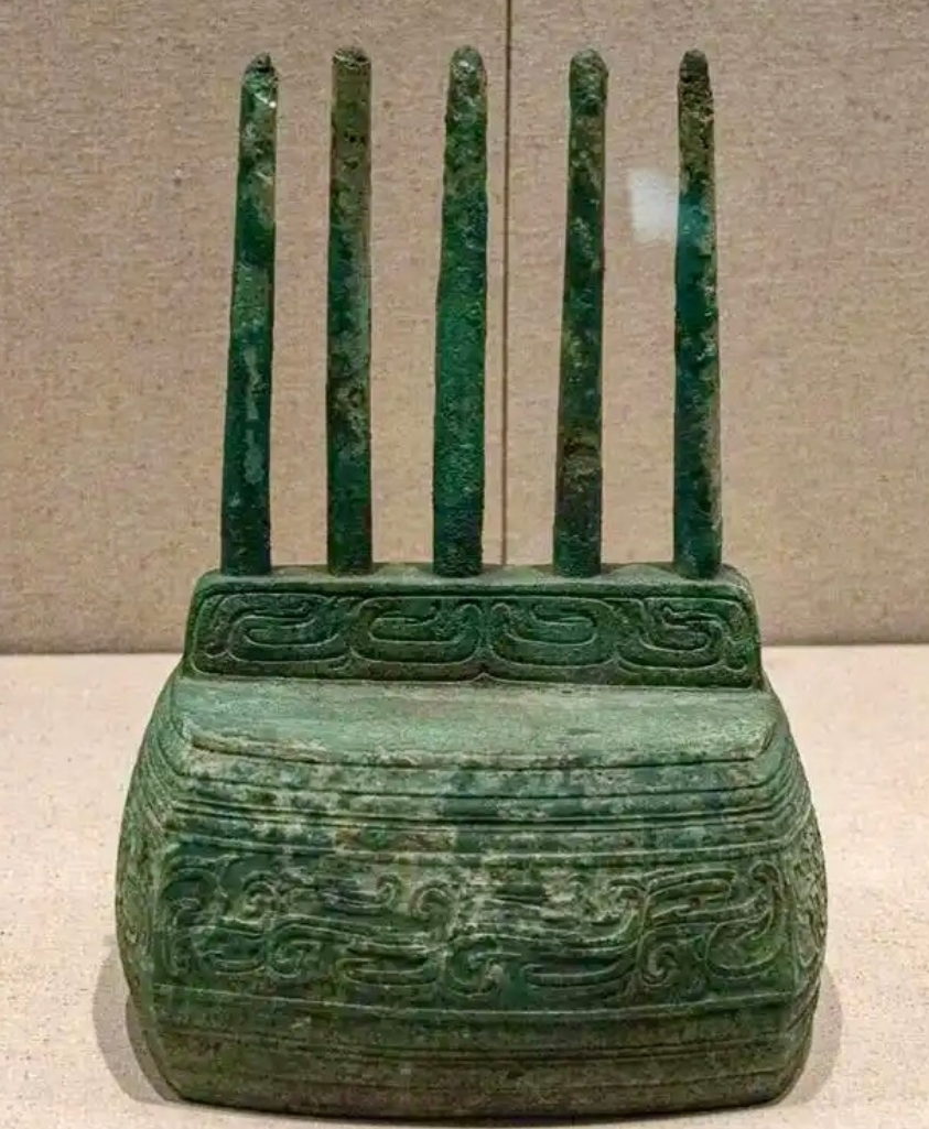 安徽博物院一件來自西周的文物「雲紋五柱器」,因外形似連接上網的路由器(Router)爆紅,被改名「西周路由器」,史書未有記載其用途,館方更順應「民意」,於附近展櫃周邊安裝了真無線路由裝置,正式為這件文物連上WiFi。(網上圖片)