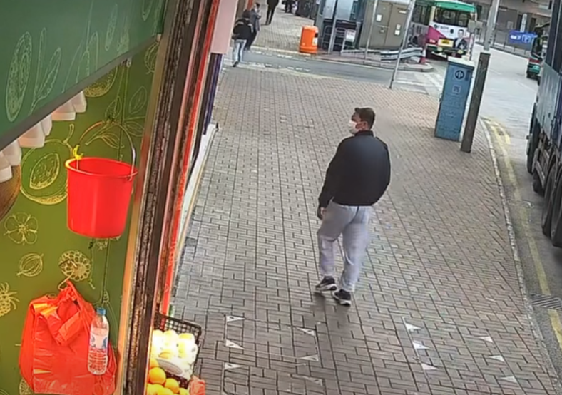 上水龍琛路一間生果店險遭賊人光顧,一名戴口罩男子趁店員不在,企圖偷去掛在店舖近門口處錢兜內的鈔票。幸店主早設「機關」用夾子夾住鈔票,再用繩繫住夾子與錢兜,令賊人無功而返。(影片截圖)