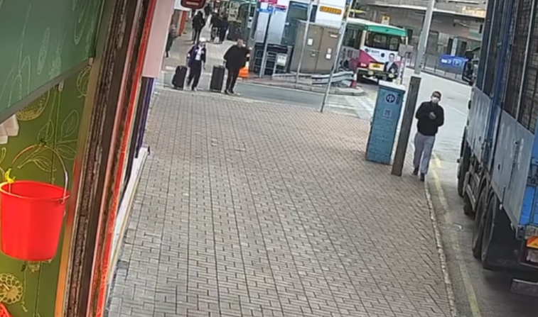 上水龍琛路一間生果店險遭賊人光顧,一名戴口罩男子趁店員不在,企圖偷去掛在店舖近門口處錢兜內的鈔票。幸店主早設「機關」用夾子夾住鈔票,再用繩繫住夾子與錢兜,令賊人無功而返。(影片截圖)