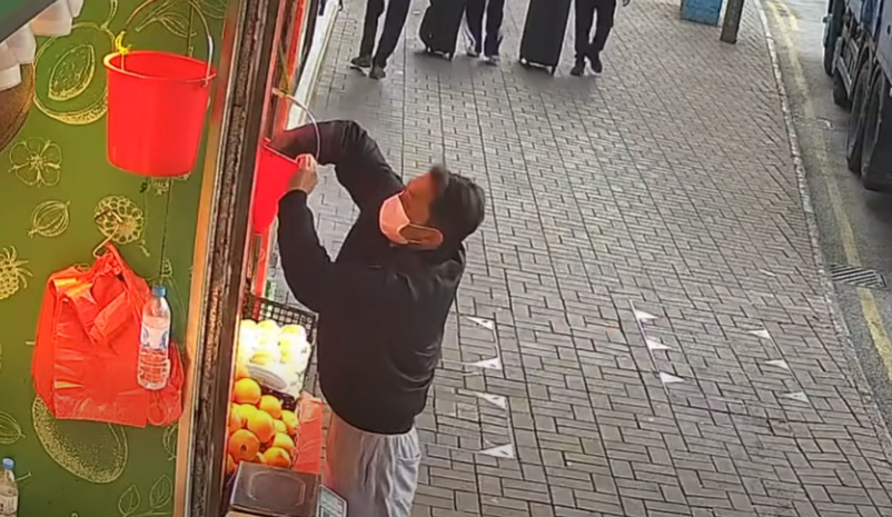 上水龍琛路一間生果店險遭賊人光顧,一名戴口罩男子趁店員不在,企圖偷去掛在店舖近門口處錢兜內的鈔票。幸店主早設「機關」用夾子夾住鈔票,再用繩繫住夾子與錢兜,令賊人無功而返。(影片截圖)