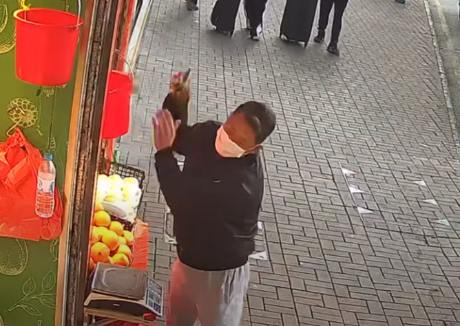 上水龍琛路一間生果店險遭賊人光顧,一名戴口罩男子趁店員不在,企圖偷去掛在店舖近門口處錢兜內的鈔票。幸店主早設「機關」用夾子夾住鈔票,再用繩繫住夾子與錢兜,令賊人無功而返。(影片截圖)