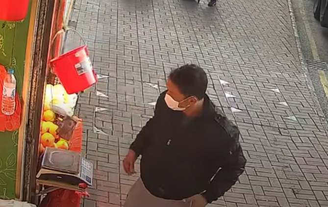 上水龍琛路一間生果店險遭賊人光顧,一名戴口罩男子趁店員不在,企圖偷去掛在店舖近門口處錢兜內的鈔票。幸店主早設「機關」用夾子夾住鈔票,再用繩繫住夾子與錢兜,令賊人無功而返。(影片截圖)