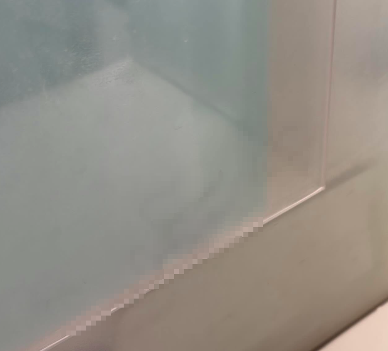 社交平台周二(30日)有男網民發文表示,使用南葵涌公共圖書館學生自修室時,發現有人將多條疑似體毛放入自修室使用規則的告示膠板中,又上載正常的告示板照片作比較,可以並無任何線條或疑似體毛。(Threads)