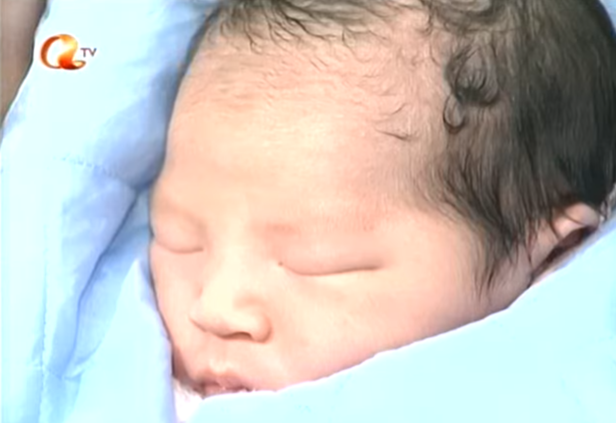 社交平台Threads一名於2008年元旦零時零分出生的「元旦BB」男網民在18歲成年前夕現身發文,分享自己當年出世的新聞片段,及後有網民找回YouTube的高清版影片。(YouTube)