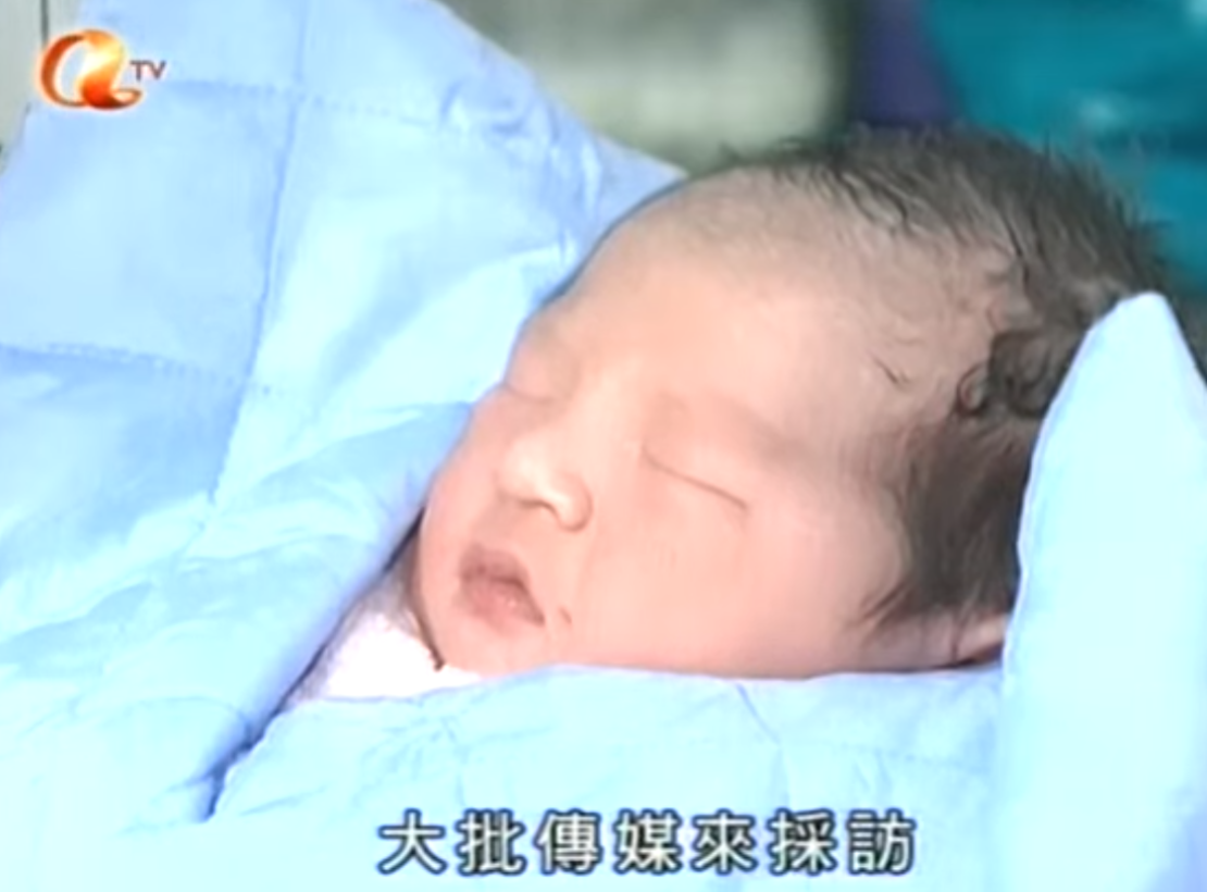 社交平台Threads一名於2008年元旦零時零分出生的「元旦BB」男網民在18歲成年前夕現身發文,分享自己當年出世的新聞片段,及後有網民找回YouTube的高清版影片。(YouTube)