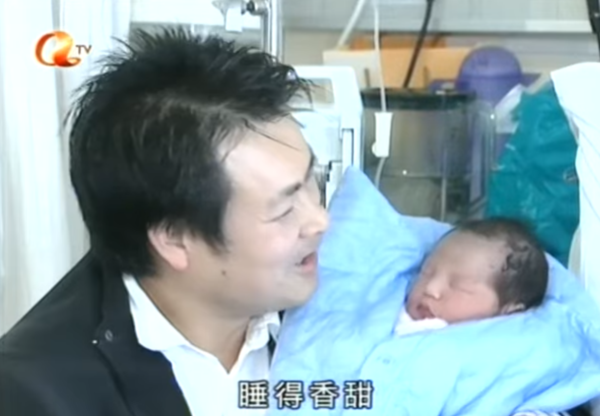 社交平台Threads一名於2008年元旦零時零分出生的「元旦BB」男網民在18歲成年前夕現身發文,分享自己當年出世的新聞片段,及後有網民找回YouTube的高清版影片。(YouTube)