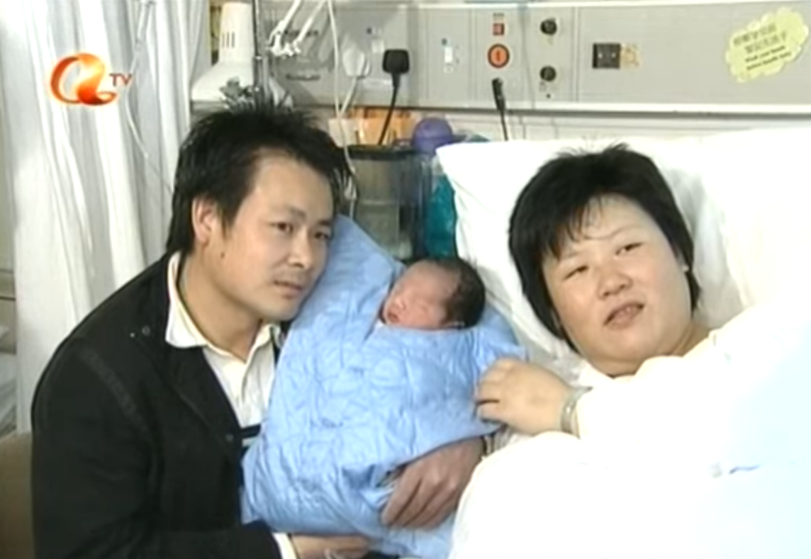 社交平台Threads一名於2008年元旦零時零分出生的「元旦BB」男網民在18歲成年前夕現身發文,分享自己當年出世的新聞片段,及後有網民找回YouTube的高清版影片。(YouTube)