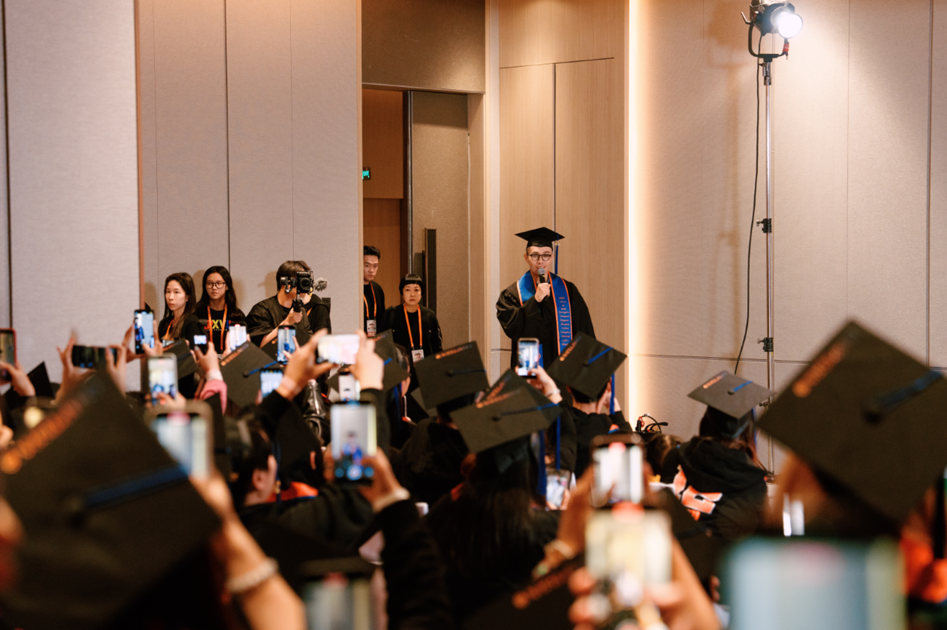 周柏豪在演出結束後,為10站全勤出席的粉絲精心籌備一次「畢業禮」。