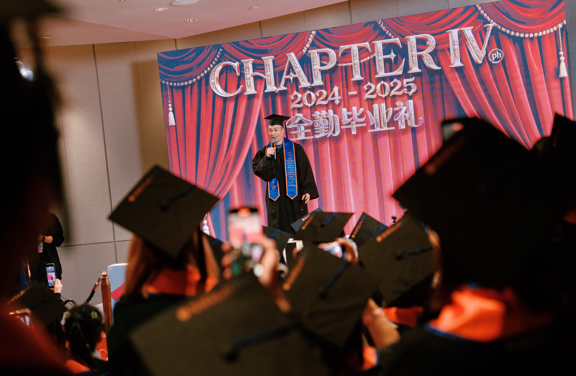 周柏豪在演出結束後,為10站全勤出席的粉絲精心籌備一次「畢業禮」。