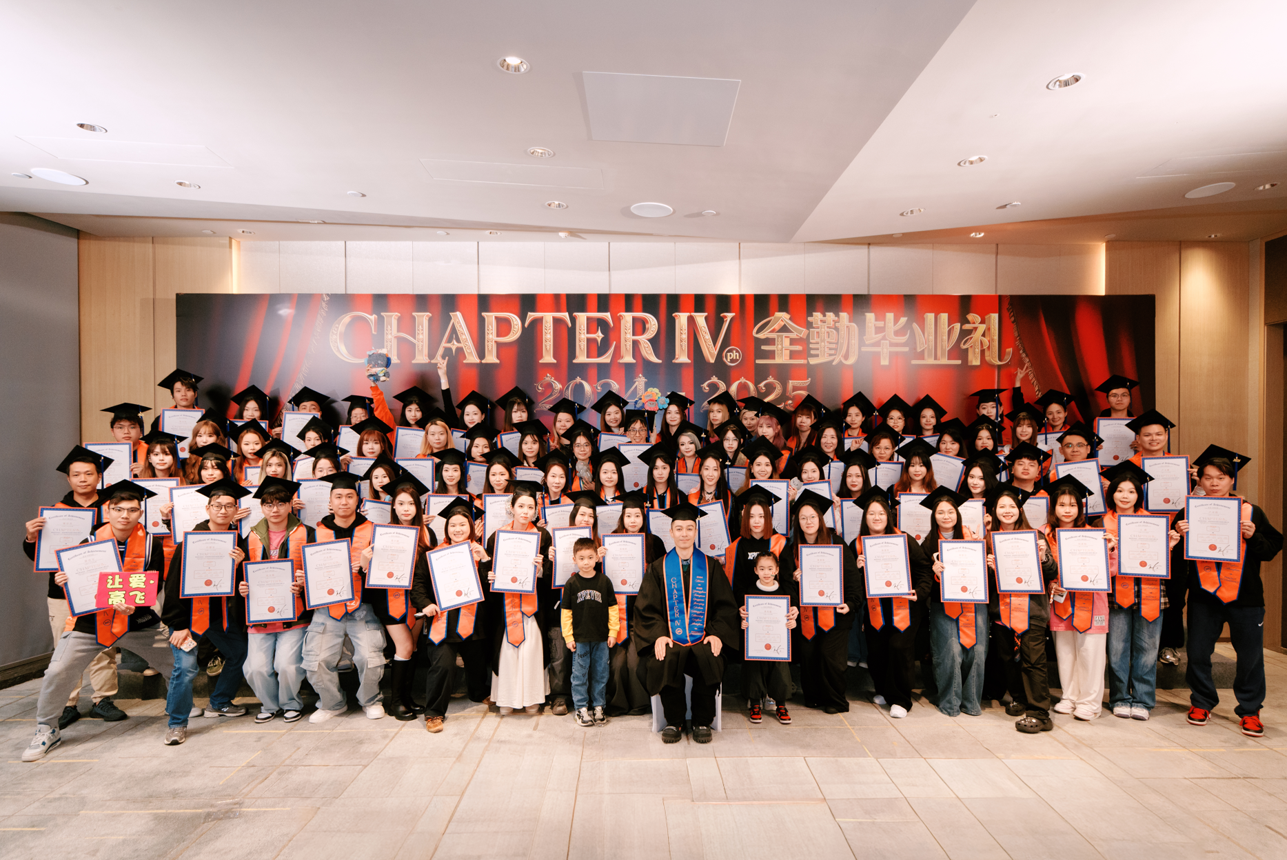 周柏豪在演出結束後,為10站全勤出席的粉絲精心籌備一次「畢業禮」。