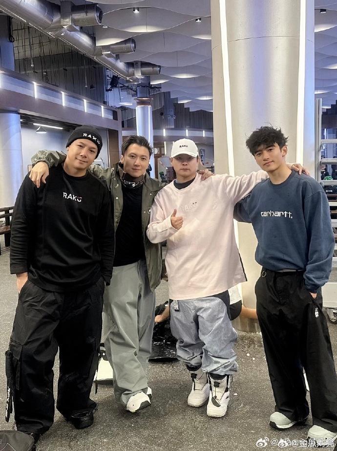 Lucas與父親謝霆鋒的關係非常好,他們早前一起與朋友去滑雪。