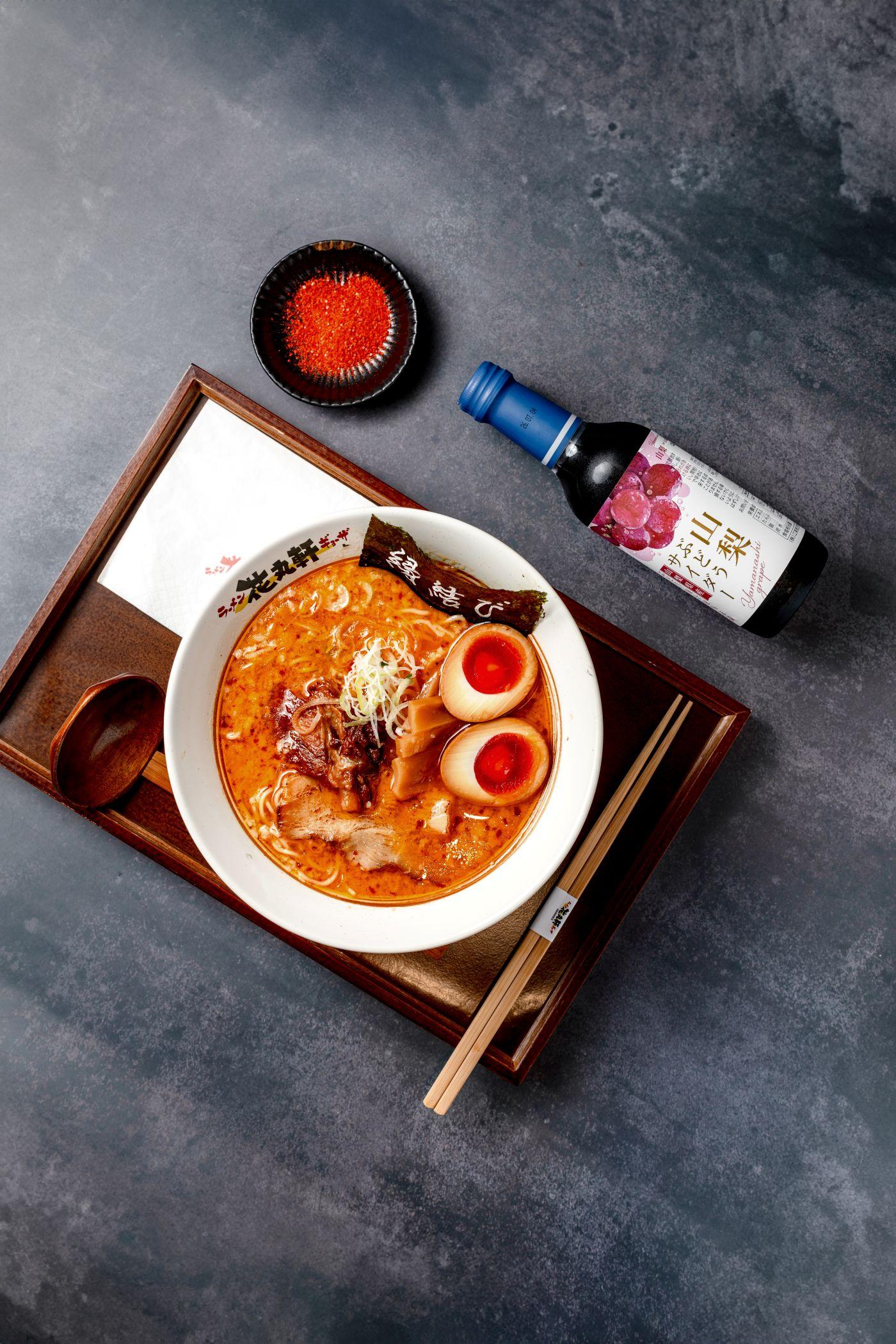 幸福二重奏配溏心蛋($130)獨家研發秘製辣醬混合三種不同國家的辣椒粉,辛辣中帶有豐富層次與蒜香。