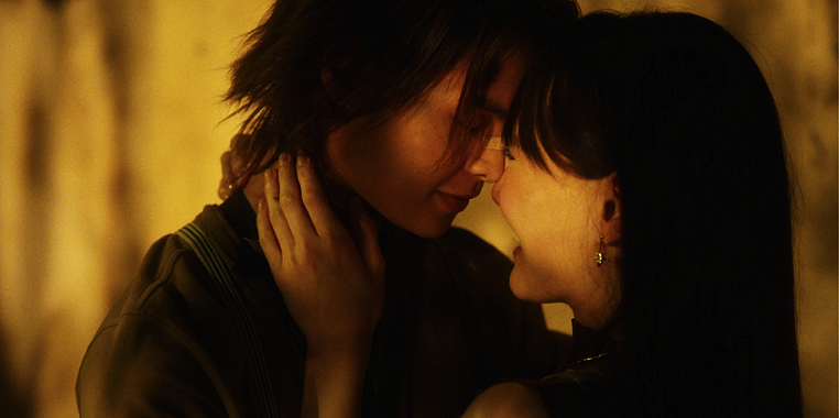 邱傲然和安柔潔互相獻出彼此的螢幕初吻。(《存酒人》劇照)