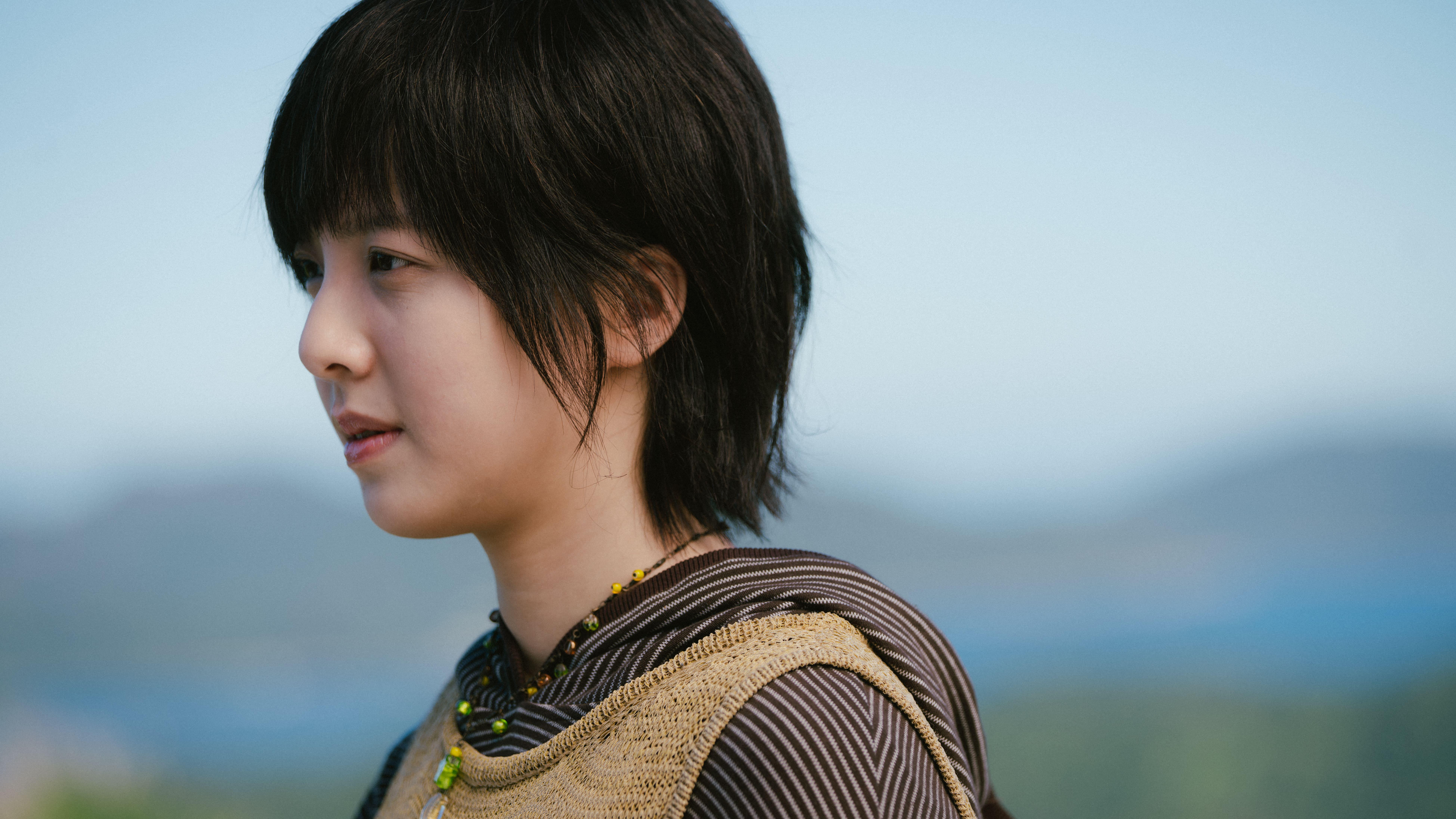 今回挑戰賀歲喜劇的鍾雪瑩施展影后級演技,短短半分鐘內情緒大轉換,一時緊張一時興奮,更感動到緊抱戲中屋企人!