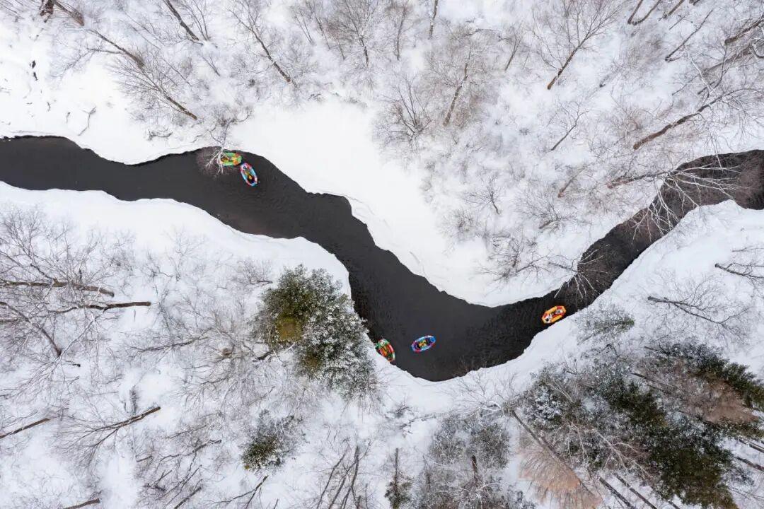 長白山魔界漂流,是一項熱門冬季水上活動,遊客可乘坐橡皮艇在河流中前行,兩岸樹木掛滿霧凇,河面晨霧繚繞,如置身童話世界。(網上圖片)