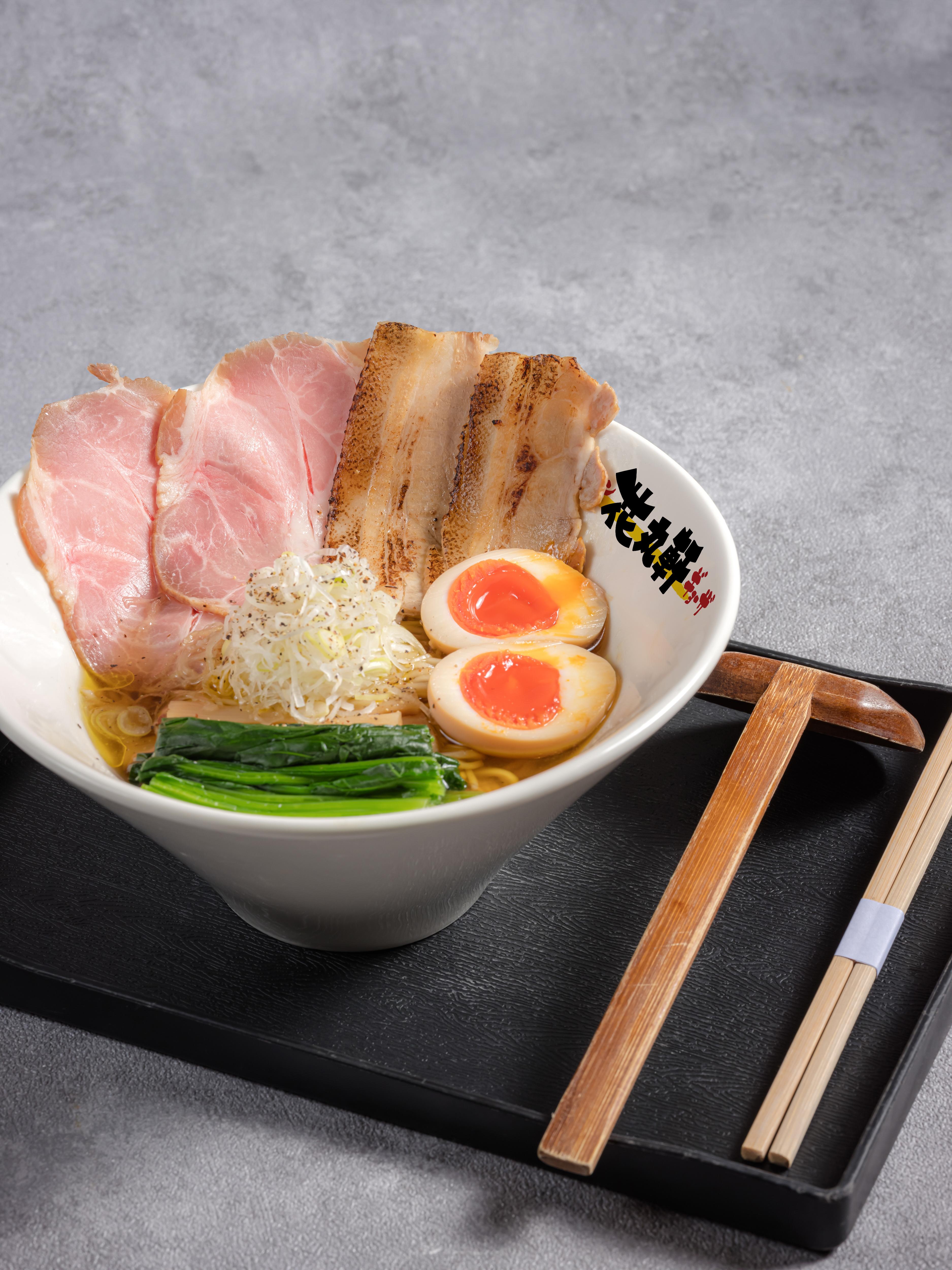 豚x雞醬油清湯拉麵配溏心蛋(增量版$136)每天限量30碗,只限中環分店。