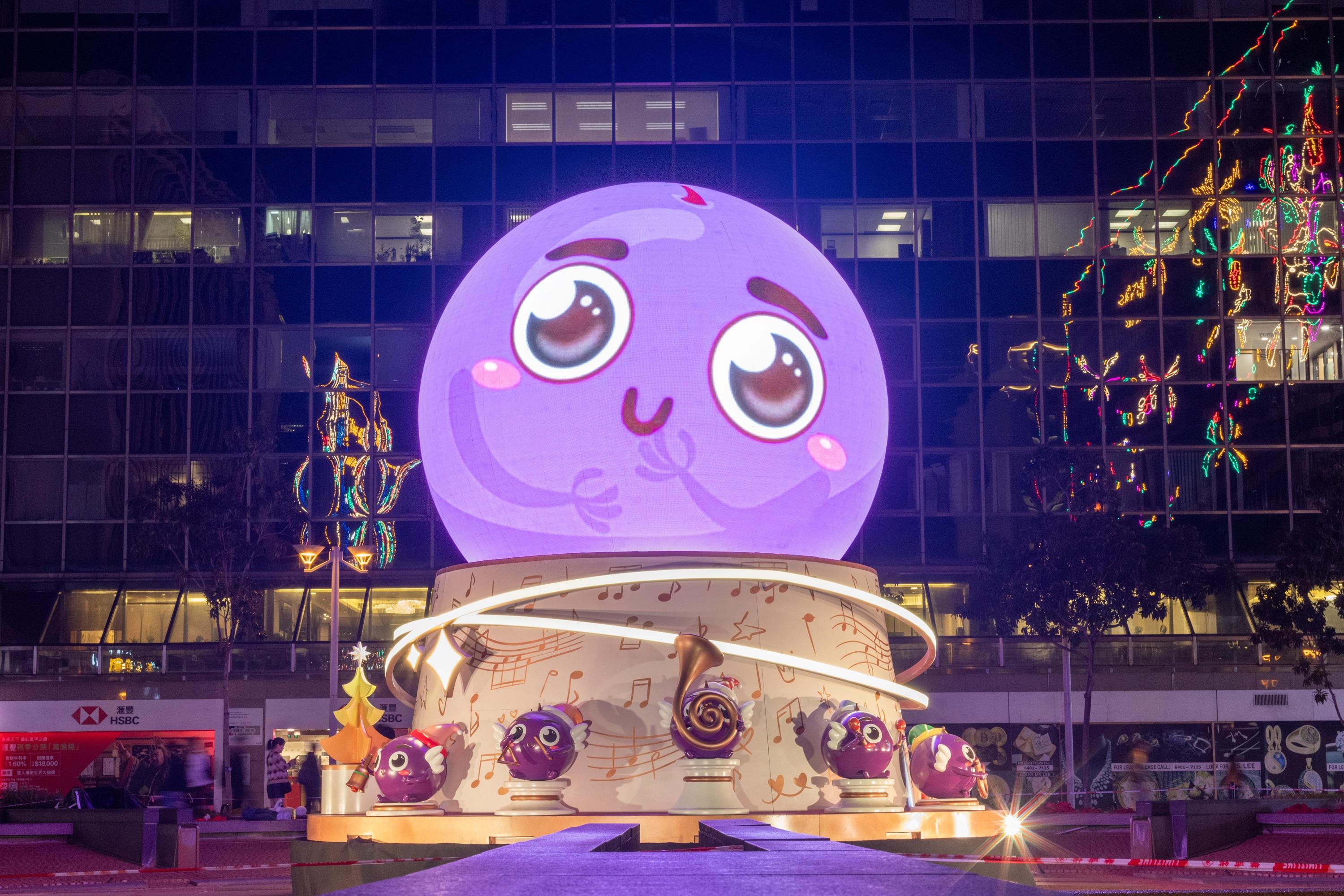高達5.5米的巨型LED球體「百變提子水晶球」。(警務處提供)