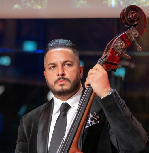 魯道夫薩爾科齊五歲起學習大提琴,後轉而學習低音大提琴,並以此為他真正 藝術表現的樂器。年僅13歲時,他在薩爾斯堡莫扎特樂團與麥斯基及阿格麗希等國際著名演奏家同台演出,對他日後的音樂路影響深遠。