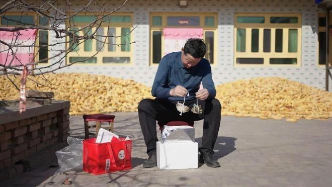 電商西進讓黃土高坡上的居民第一次在家吃到新鮮的江蘇大閘蟹。(網上圖片)