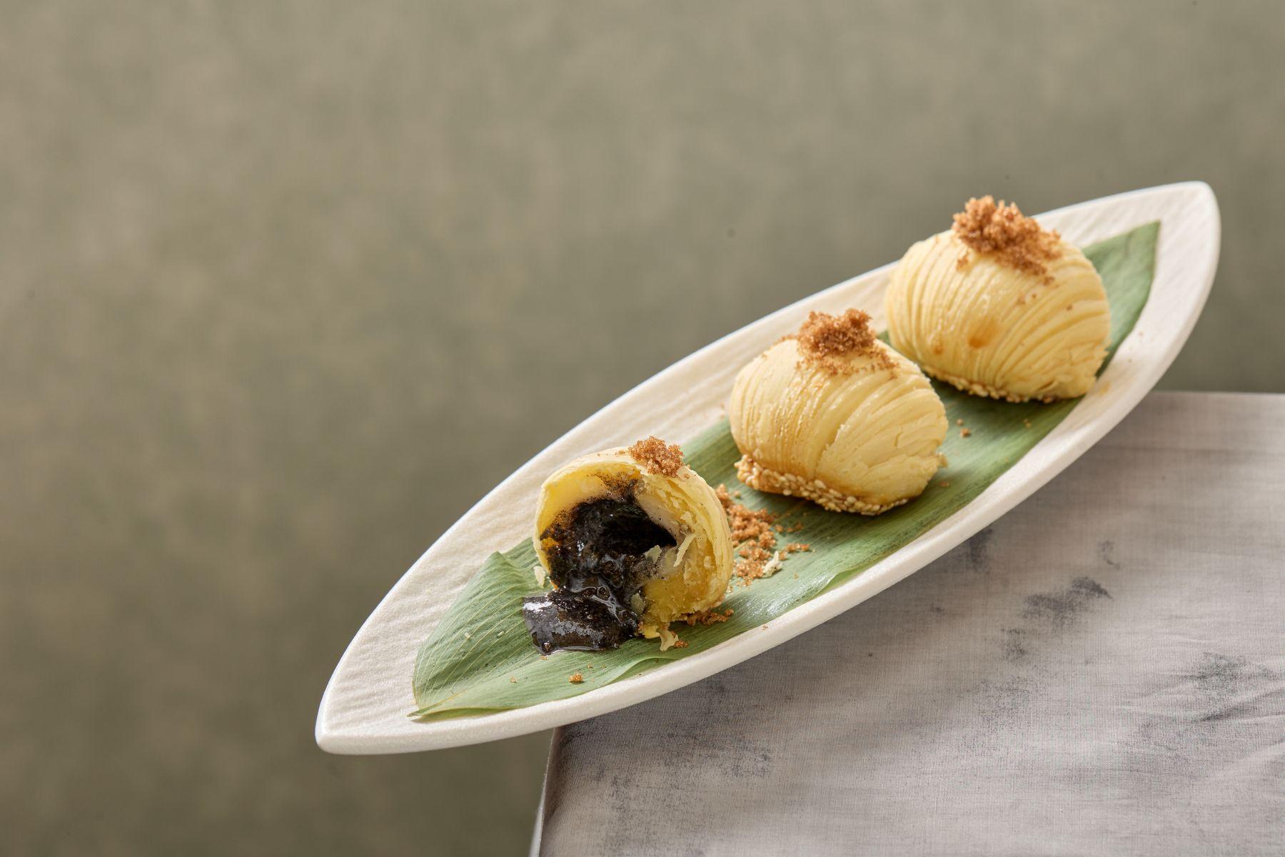 黑糖芝麻湯圓流心酥($49三件)酥皮層層酥化,內裡湯圓軟糯,芝麻餡如熔岩般湧出,芝麻香氣濃郁。