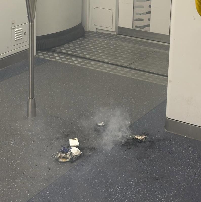 起火的流動充電器燒毀,列車地板被燒黑。(Threads/florence._.ouo)