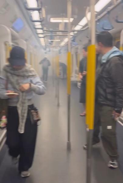 一名男乘客見狀上前協助,而其他乘客則掩鼻避走至較遠位置。(Threads/florence._.ouo)