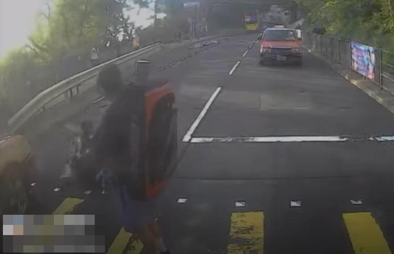 帶頭女生被一輛的士撞飛倒地,其他學生見狀被嚇一跳呆立當場。(FB/cam L(香港群組))