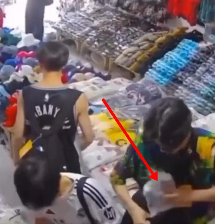 他們不時左右張望,就趁無人注意時,迅速將衣服塞進各自的背包內,並互相掩護。(X)