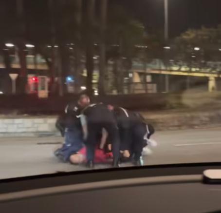 多名警員合力將男子制服並撳在地上。(FB/車cam L (香港群組))