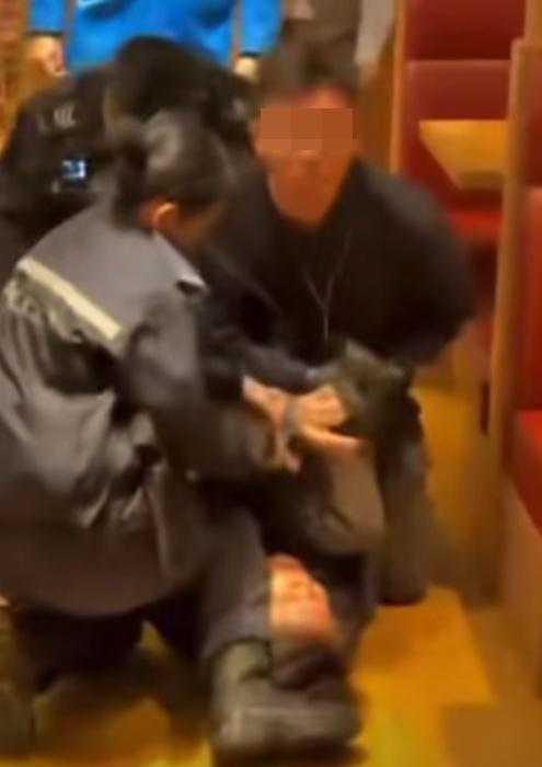 警員再警告:「如果你再繼續,會用胡椒噴霧」,女子繼續掙扎,最終當頭被施放胡椒噴霧。(FB/大埔人大埔谷)