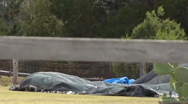 充氣城堡洩氣後橫臥在柵欄上。(YouTube)